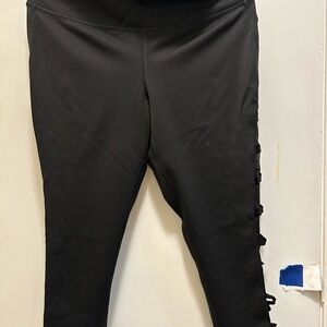 Chic Black Leggings with Subtle Side Accents